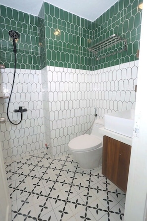 Superior-Studio | Badezimmer | Dusche, kostenlose Toilettenartikel, Haartrockner, Hausschuhe