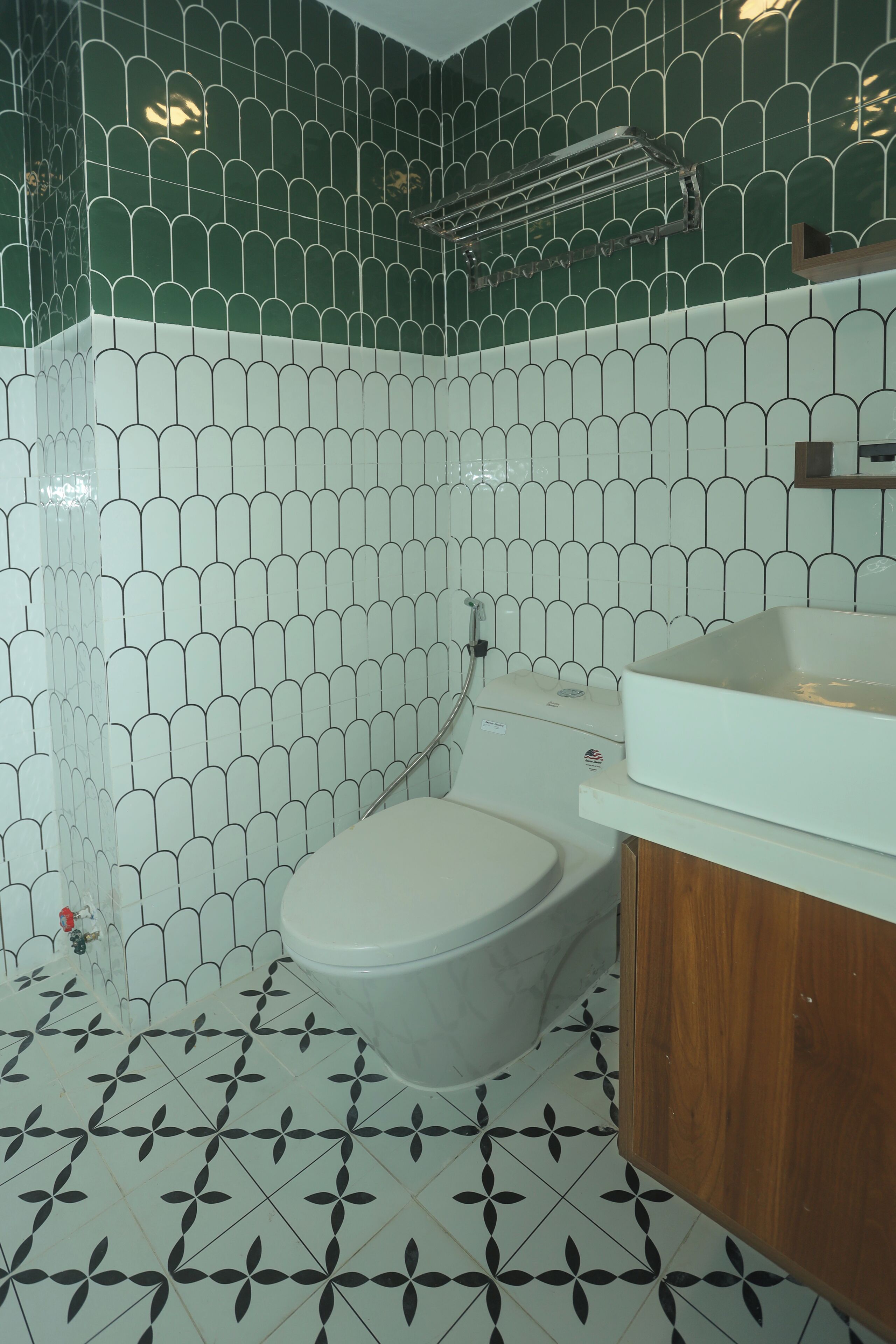 Deluxe tweepersoonskamer | Badkamer | Een douche, gratis toiletartikelen, een haardroger, pantoffels
