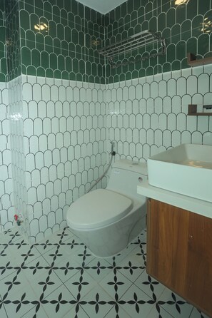 Deluxe tweepersoonskamer | Badkamer | Een douche, gratis toiletartikelen, een haardroger, pantoffels