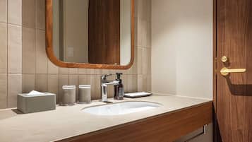 Une salle de bain moderne avec un meuble-lavabo en bois, un grand miroir et un porte-serviettes intégré.