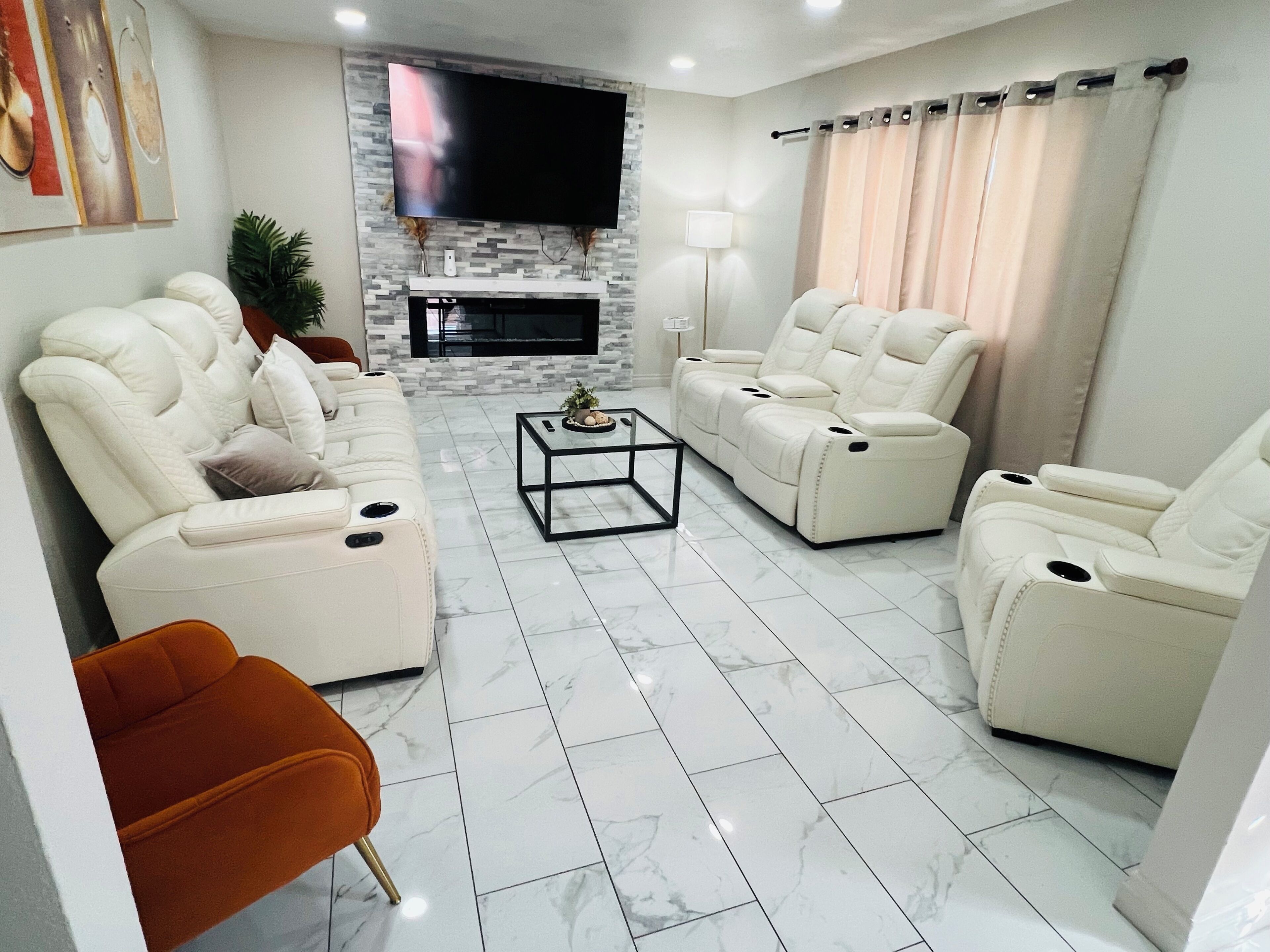 Smart TV, fireplace