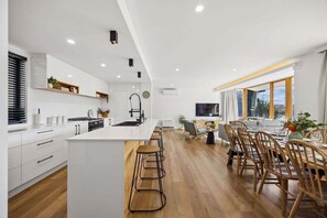 Wasserkocher mit Kaffee-/Teezubehör, Kühlschrank, Mikrowelle, Ofen