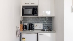 Kühlschrank, Mikrowelle, Toaster, Kochgeschirr/Geschirr/Besteck