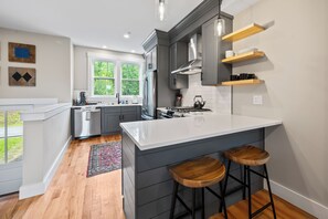 Wasserkocher mit Kaffee-/Teezubehör, Kühlschrank, Mikrowelle, Ofen