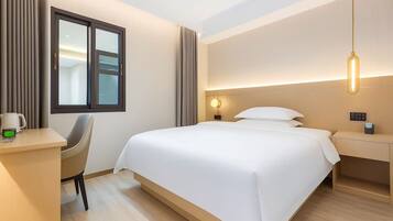 Habitación doble estándar, 1 cama Queen size, para no fumadores, vista a la colina | Cortinas blackout, tabla de planchar con plancha y wifi gratis