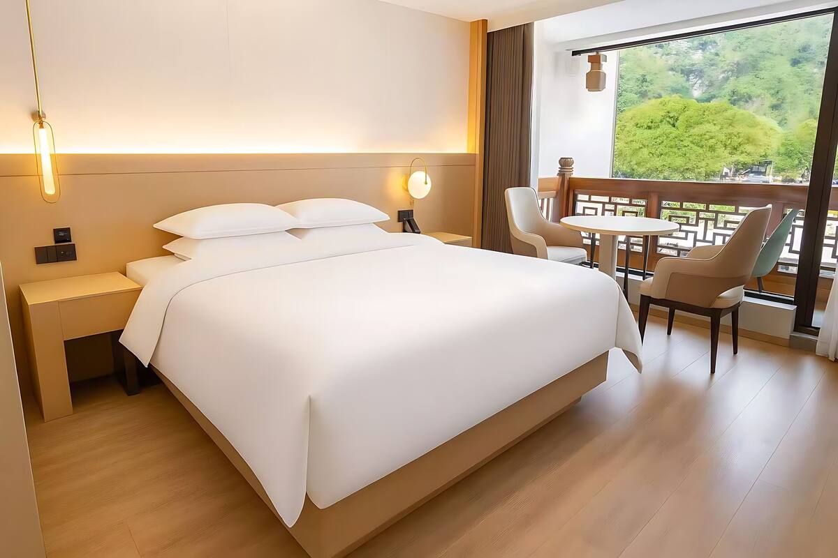 Superior-Doppelzimmer | Daunenbettdecken, Schreibtisch, Verdunkelungsvorhänge