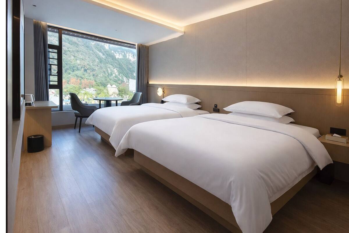 Familien-Zweibettzimmer | Daunenbettdecken, Schreibtisch, Verdunkelungsvorhänge