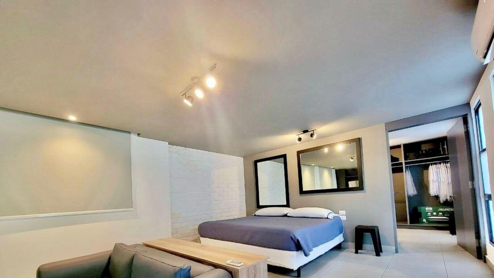 1 dormitorio, tabla de planchar con plancha, wifi y ropa de cama