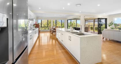 Brisbane's Best Large-Group Home | 6BR | Pool, Sauna & Gym | Sleeps 14
