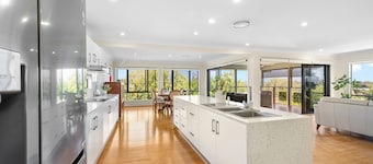 Brisbane's Best Large-Group Home | 6BR | Pool, Sauna & Gym | Sleeps 14