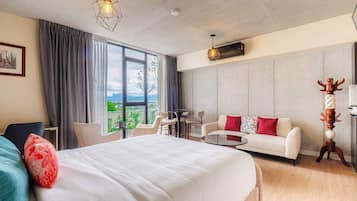 Tabla de planchar con plancha, wifi, ropa de cama