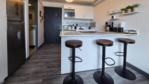 Kaffetrakter/tekoker, kjøleskap, mikrobølgeovn og kokeplater
