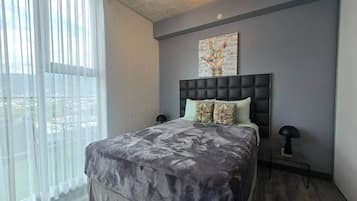 Tabla de planchar con plancha, wifi, ropa de cama