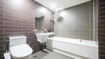 Signatur-værelse | Badeværelse | Gratis toiletartikler, hårtørrer, håndklæder, Sæbe