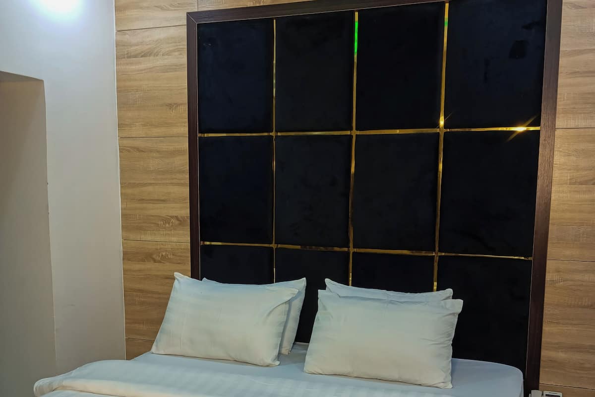 Quarto casal econômico | Escrivaninha, espaço de trabalho para notebook