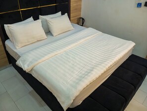 Economy Double Room | Desk, laptop workspace - JOEBROWN PALACE HOTEL & SUITE (Lagos)