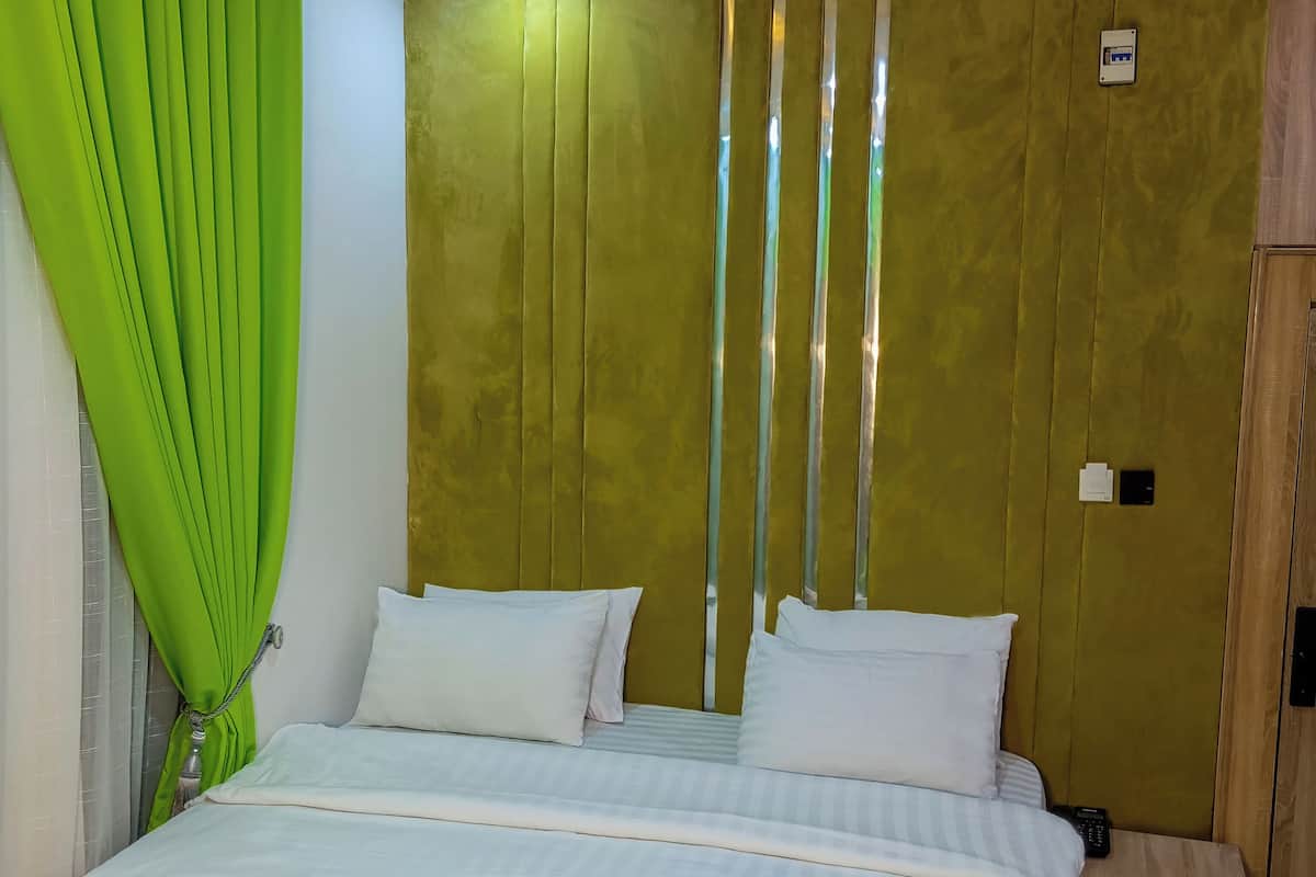 Quarto casal conforto | Escrivaninha, espaço de trabalho para notebook