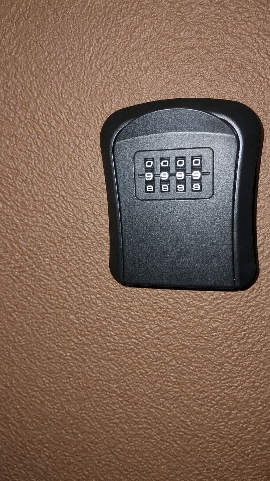 Un objet noir, de forme rectangulaire, doté d’un clavier situé sur une surface texturée.