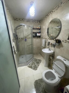 Ducha, toallas, jabón, papel higiénico