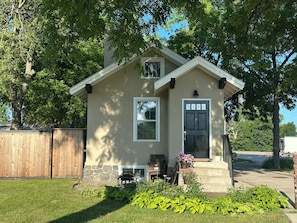Exterior - Historic and Unique 1 bed, 1 bath. Sleeps 5! (Olivia)