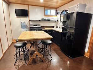 Private kitchen - Historic and Unique 1 bed, 1 bath. Sleeps 5! (Olivia)
