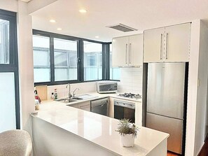 Wasserkocher mit Kaffee-/Teezubehör, Kühlschrank, Mikrowelle, Ofen