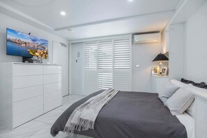 Escritorio, tabla de planchar con plancha, wifi y ropa de cama 