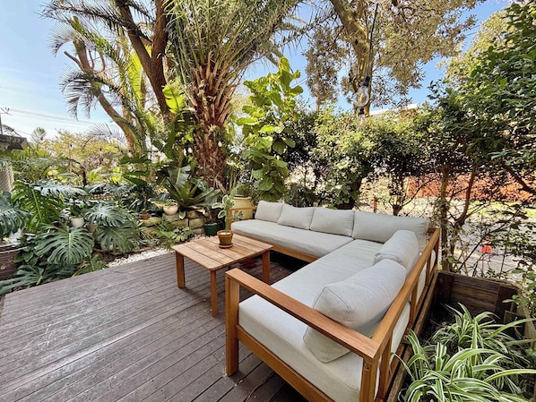 Terrace/patio - Bronte Retreat. Beach at 500m with Rooftop access (Bronte)