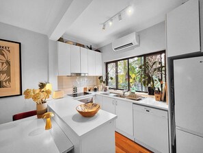 Coffee/tea maker, fridge, microwave, oven - Bronte Retreat. Beach at 500m with Rooftop access (Bronte)