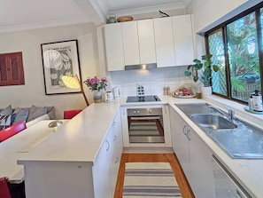 Coffee/tea maker, fridge, microwave, oven - Bronte Retreat. Beach at 500m with Rooftop access (Bronte)
