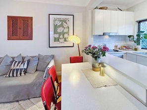 TV, offices - Bronte Retreat. Beach at 500m with Rooftop access (Bronte)