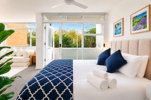 Iron/ironing board, WiFi, bed sheets - Bright 1bed Kirribilli • Walk to Harbour • Parking (North Sydney)