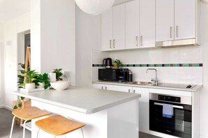 Coffee/tea maker, fridge, microwave, oven - Bright 1bed Kirribilli • Walk to Harbour • Parking (North Sydney)