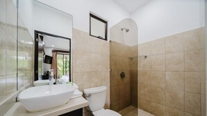 Ein Badezimmer mit Waschbecken, Toilette und Dusche.