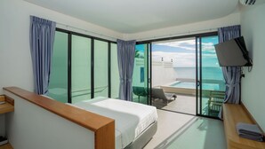 Habitación de hotel con cama, televisión, balcón con vista al mar y piscina.