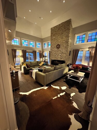 Luxury Family Villa | Northern Lights & Whales