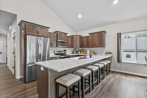 Coffee/tea maker, fridge, microwave, stovetop