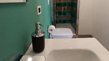 Chambre Deluxe Double ou avec lits jumeaux, balcon, vue ville | Salle de bain