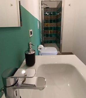 Habitació doble o amb dos llits individuals Deluxe, balcó, vistes a la ciutat | Bany | Articles de tocador gratuïts, assecador de cabells, tovalloles i sabó 