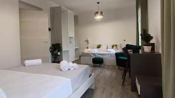 Deluxe-Vierbettzimmer, Balkon, Stadtblick | Schreibtisch, laptopgeeigneter Arbeitsplatz, kostenloses WLAN
