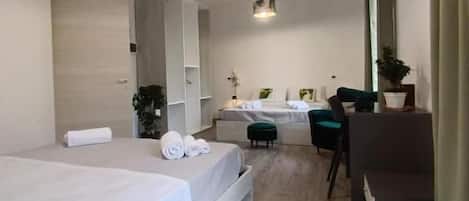 Deluxe-Vierbettzimmer, Balkon, Stadtblick