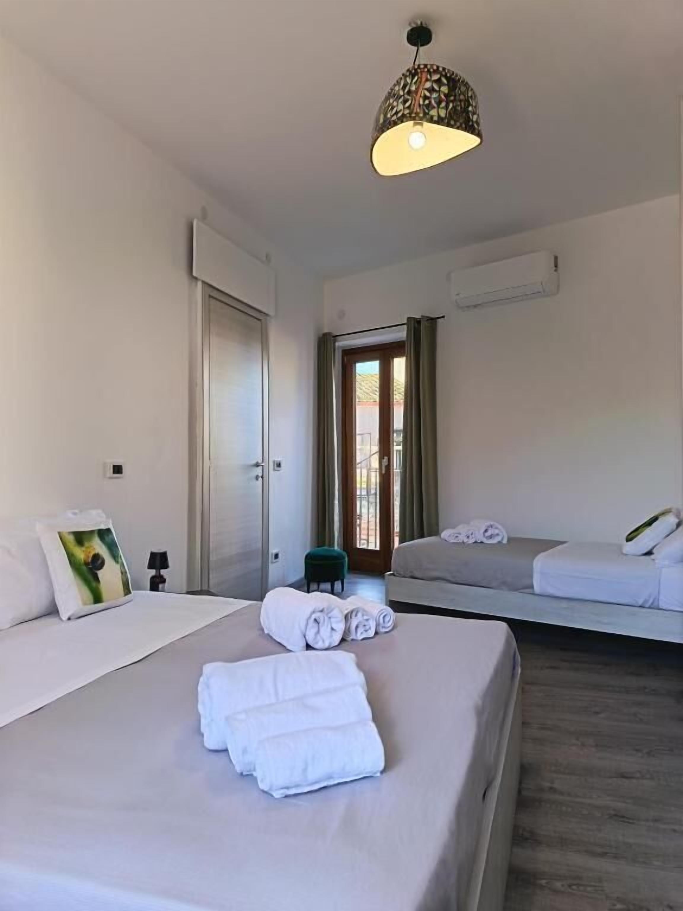 Comfort-Dreibettzimmer, Balkon, Stadtblick | Schreibtisch, laptopgeeigneter Arbeitsplatz, kostenloses WLAN