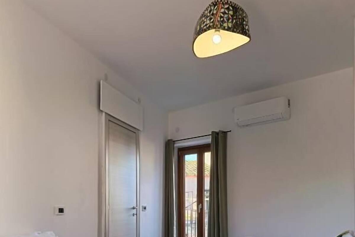 Habitación triple Confort, balcón, vista a la ciudad | Escritorio, espacio para trabajar con laptop y wifi gratis