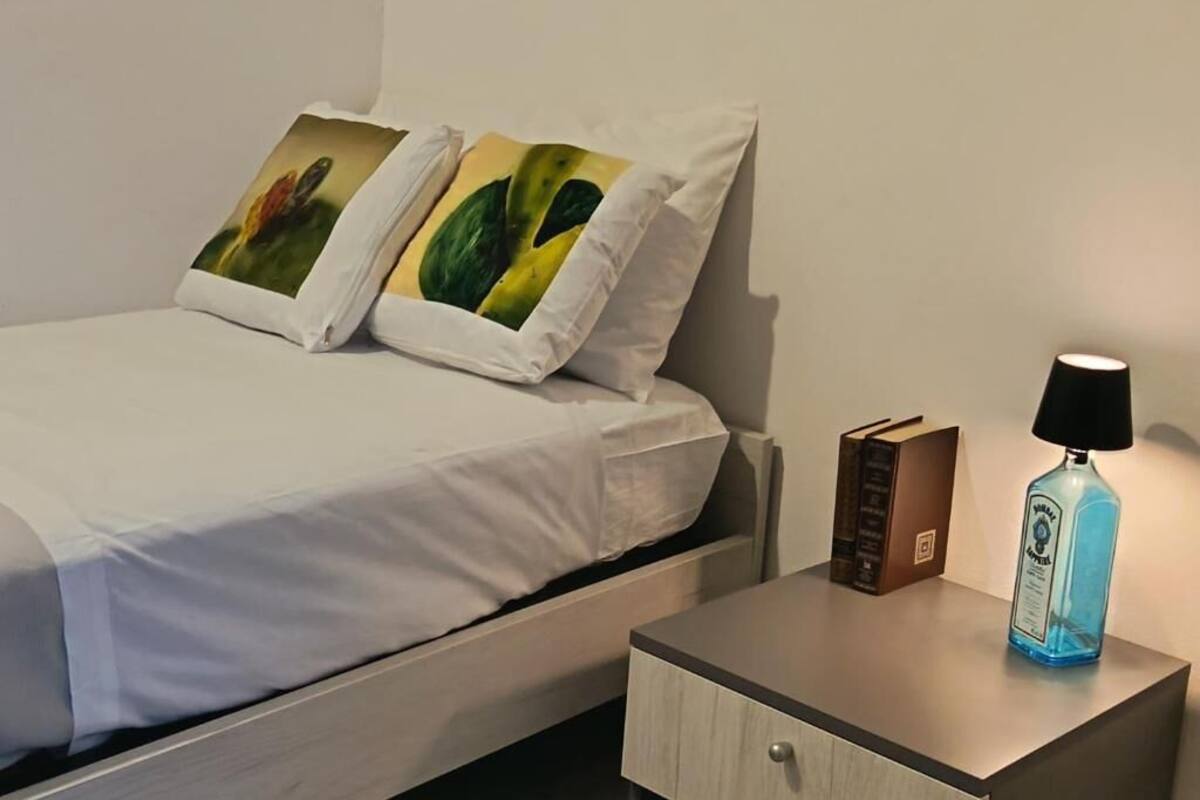 Habitación individual Confort, balcón, vista a la ciudad | Escritorio, espacio para trabajar con laptop y wifi gratis