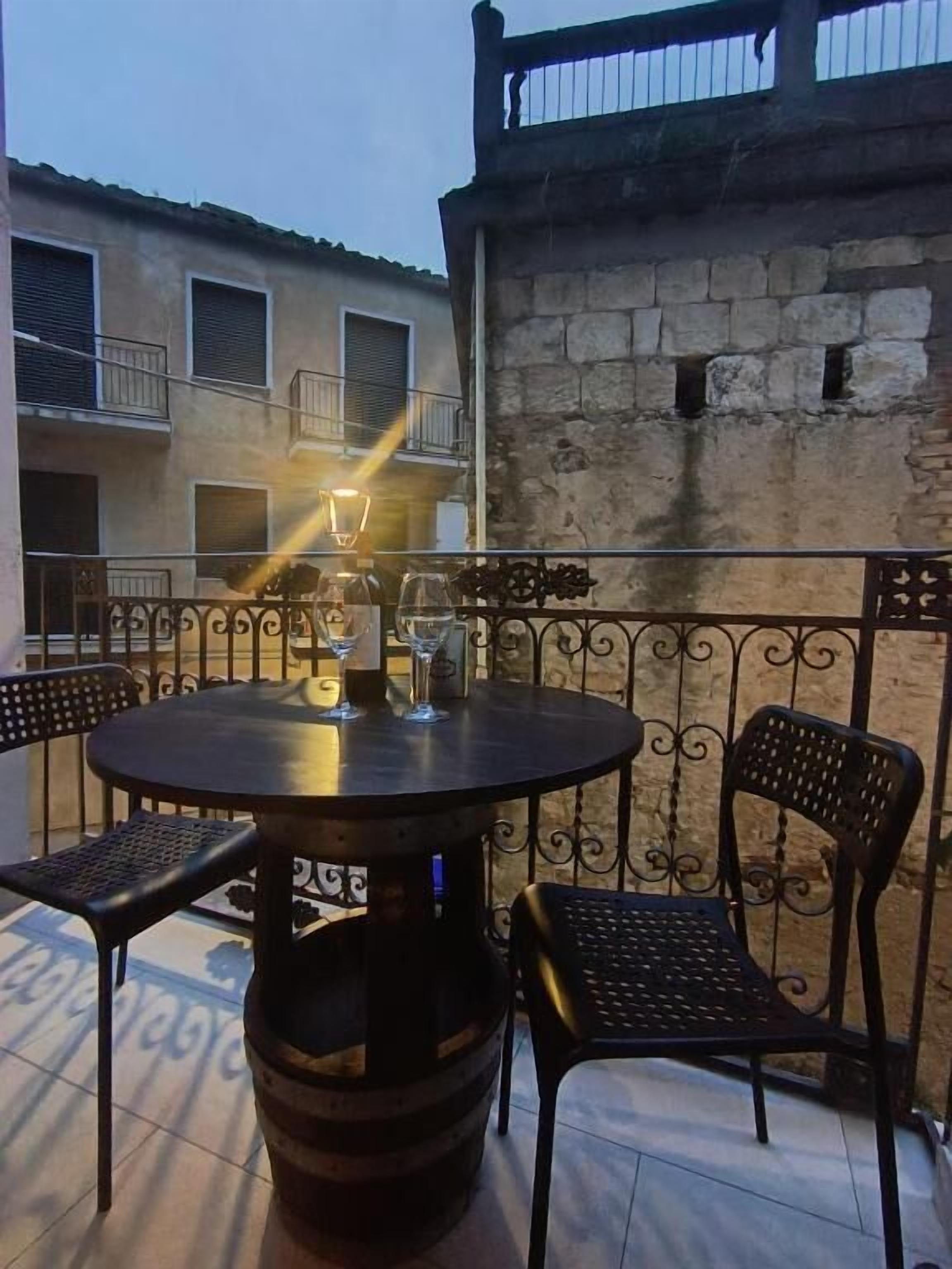 Comfort-Einzelzimmer, Balkon, Stadtblick | Speisen im Freien