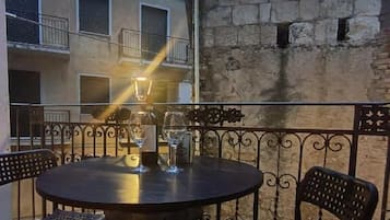 Comfort-Einzelzimmer, Balkon, Stadtblick | Speisen im Freien