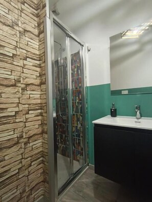 Comfort-Einzelzimmer, Balkon, Stadtblick | Badezimmer | Kostenlose Toilettenartikel, Haartrockner, Handtücher, Seife