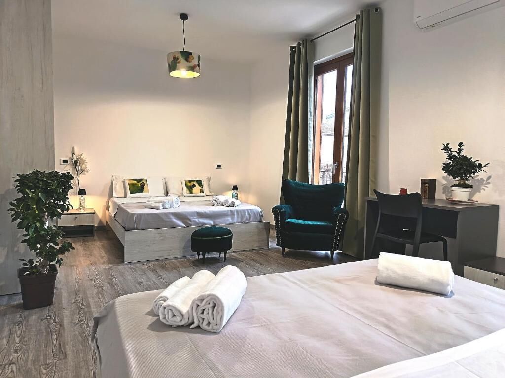 Deluxe-Vierbettzimmer, Balkon, Stadtblick | Schreibtisch, laptopgeeigneter Arbeitsplatz, kostenloses WLAN