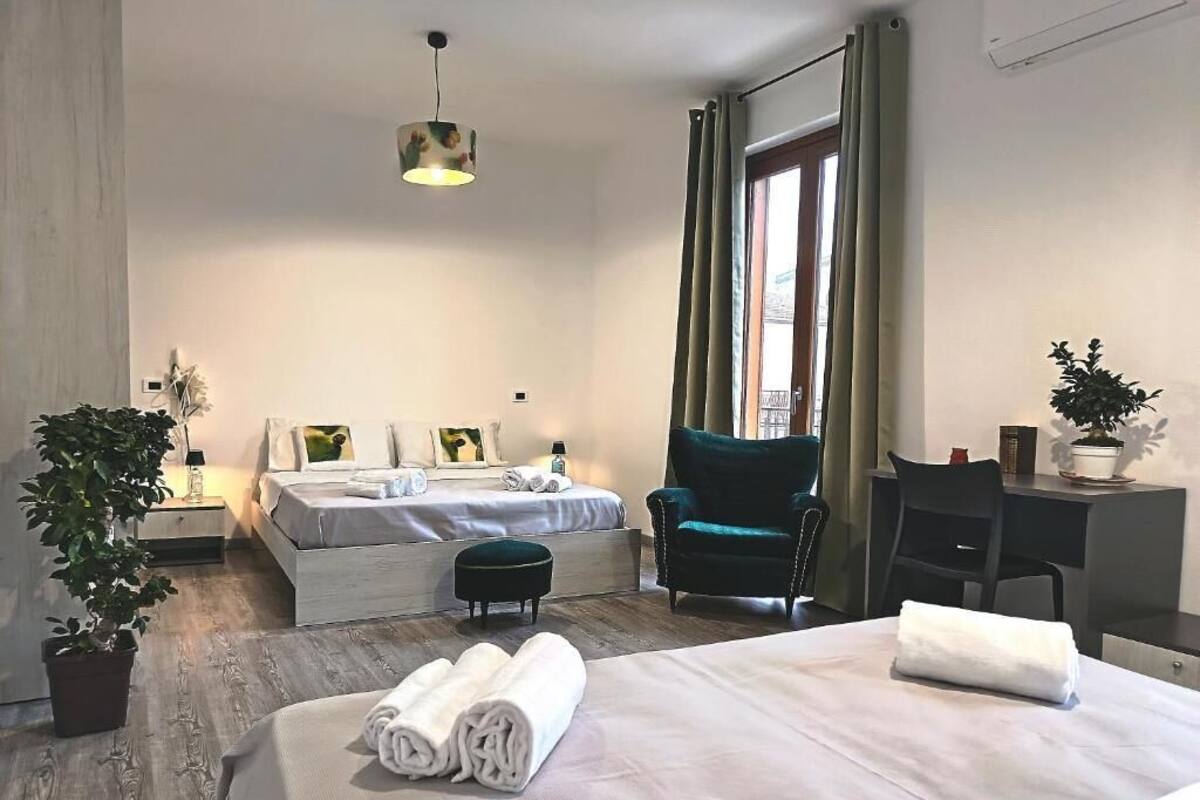 Habitación cuádruple Deluxe, balcón, vista a la ciudad | Escritorio, espacio para trabajar con laptop y wifi gratis