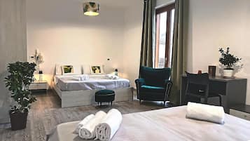 Deluxe-Vierbettzimmer, Balkon, Stadtblick | Schreibtisch, laptopgeeigneter Arbeitsplatz, kostenloses WLAN